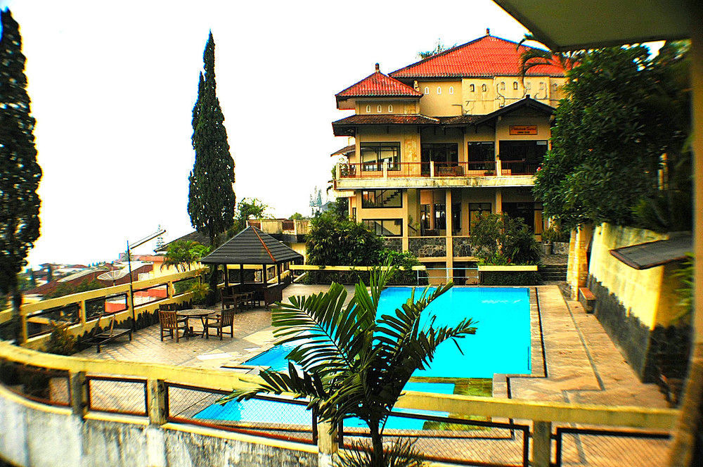 Foresta Inn Family Resort Prigen Kültér fotó
